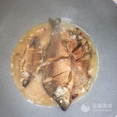 红烧鲫鱼最正宗的做法 2026年红烧鲫鱼最正宗的做法是什么,怎样煎鱼才