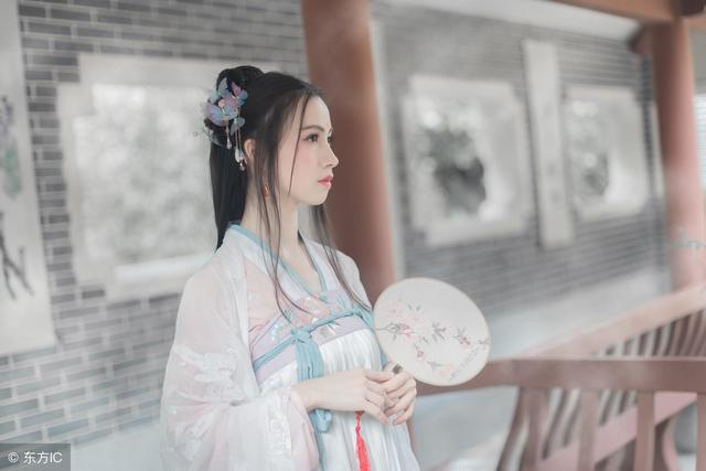 她和她的下臣破解版（小说他是京中没权没势的闲散王爷）