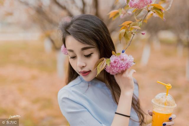 小说：第一次给孩子们洗澡，她激动得不知所措，被大女儿当成流氓