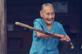 1998年,河南90岁村妇去看病,因满臂伤疤被调查,暴露隐藏70年秘密图片