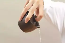 茶壶效应：一个困扰科学家很久的问题，为什么茶水会沿杯壁下流？图片