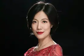 “小龙女”龙婷：《星光大道》冠军，上过春晚，重回街头唱歌图啥图片