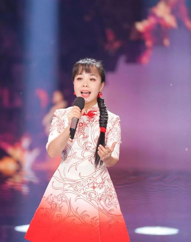 "草根歌手"王二妮和李飞结婚8年,她初心不改,他却像换了个人