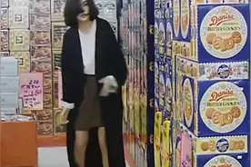 男子眼镜掉了，摸起放大镜用，我想知道放大镜真的能用吗视频封面