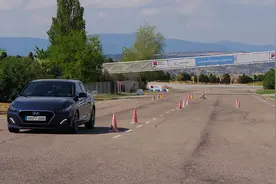 现代i30参加麋鹿测试 这台韩国性能车表现怎么样？视频封面