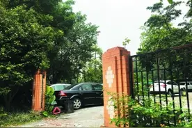 天河公园一角辟停车场？回应：将该地块统一复绿图片