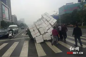 小三轮车拉大捆泡沫盒 拐弯时一“踉跄”就翻了图片