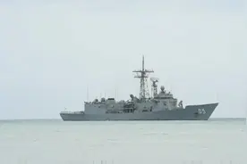 实拍澳大利亚皇家海军“墨尔本号”护卫舰返回军港视频封面