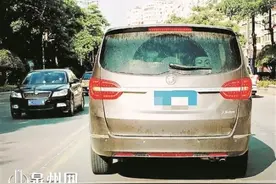 恐怖车贴专治远光灯引争议 交警：出事要担责图片