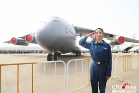 歼-20从头顶飞过！空军新兵佟丽娅珠海航展秒变迷妹图片