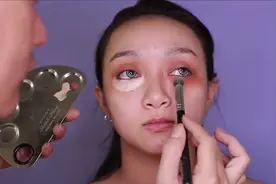 妹子五官长得好但不出众，化妆师帮化妆后，转身变气质女神