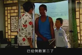 一年级小女孩因为自己的考试结果，在教室偷偷哭，感人肺腑