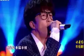 薛之谦现场唱《丑八怪》，全场观众都听入迷了视频封面