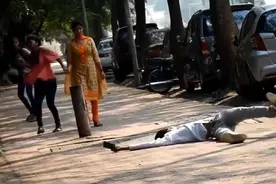 国外爆笑街头恶搞：小伙假装触电测路人，用木棍捅的那位太逗了视频封面