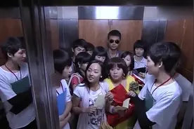 胖妞进电梯超重，不承认自己胖，被赶出电梯很不服气！视频封面