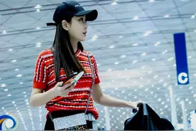 御姐气质少女心 杜若溪皮衣短裙现身机场图片