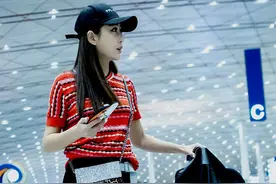 御姐气质少女心 杜若溪皮衣短裙现身机场图片