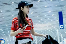 御姐气质少女心 杜若溪皮衣短裙现身机场图片