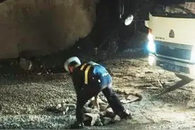黑夜中搬石块填路坑 交警获赞成“网红”图片