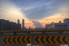 昆明天空现“哥斯拉喷火”云（图)图片