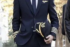 《蓝海》曝最新剧照 李敏镐变身制服男神吸睛无数图片