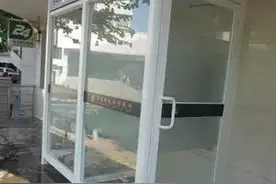 扬州一处ATM机取款室的门，被切割机生生切开了！竟然是为了图片