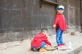 沙家二少惊喜同框？安吉小鱼儿兄弟斗萌图片