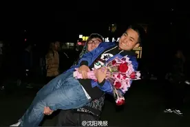 20名美女学生集体向一男生表白：画面销魂图片