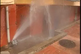 烟台一小区暖气水管爆裂 水柱喷出一人多高图片