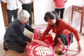 广东茂名农村，一姑娘传统风俗出嫁，第一次见这样给新娘捆绑嫁妆视频封面