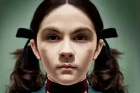 乖巧萝莉变身夺命恶魔，他们能否逃脱血腥的命运？图片