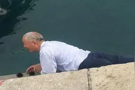 中国游客公园捕海胆 现杀现吃吓呆渔夫图片