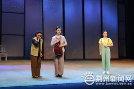 现代花鼓戏《小城大爱》在荆州上演图片