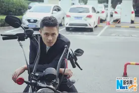 郑伊鸣曝全新街拍 率性演绎不羁机车boy图片