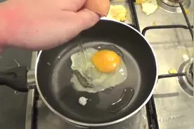 外国小哥哥翻鸡蛋，20个鸡蛋就这么毁了！