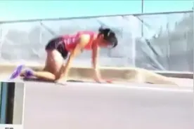 伟大的体育精神！日本马拉松女选手比赛途中骨折，双膝流血跪爬200米交棒，队友心疼落泪。@抖音小助手