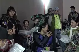 何泓姗打周迅耳光，下不去手，周迅“恐吓”，你打不打