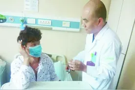 聋哑男孩意外溺水 医生纸笔问诊请来手语老师图片