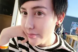 蛇精男刘梓晨放三年前合照称未整容，网友:你当我瞎啊！视频封面