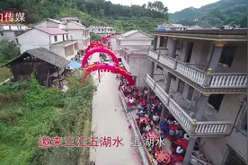 航拍湖南马路边上一家办喜酒，好热闹，新娘挺着大肚子都来敬酒了视频封面