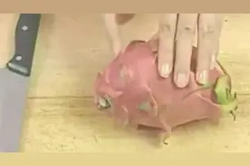 还在慢慢剥火龙果？用这妙招快速剥火龙果，完整还不脏手！