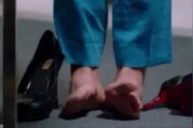 女员工穿不了高跟鞋，边做报告边脱鞋，奇葩老总转桌底拍照！笑哭视频封面