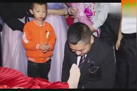 真实婚礼 新郎用嘴给新娘脱袜子 让众人看笑话视频封面