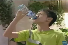 刘星小雨比赛喝水，肚子撑爆了视频封面