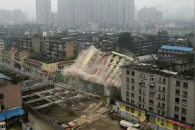 30岁蓉城大厦今日爆破拆除 爆破瞬间震撼人心视频封面