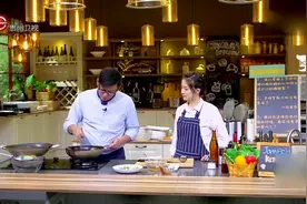 做糖醋排骨时，炒番茄酱是最重要的一环，来看看詹姆士是怎么做的