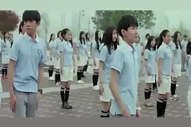 广播体操班小松乱入女生队伍，还大喊一声“邬童”大家都笑了视频封面