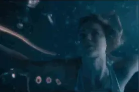 没想到太空失重这么可怕，美女被困水中无法呼吸，而其他人在睡觉视频封面