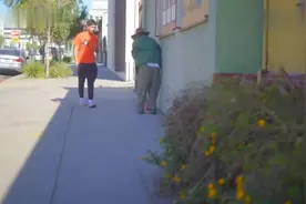 国外爆笑街头恶搞：手机里藏电击装置故意遗落，路人被电到抽筋视频封面