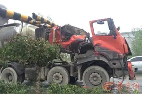 水泥罐车撞上限高杆变“敞篷”（图）车和高杆都“伤的不轻”图片